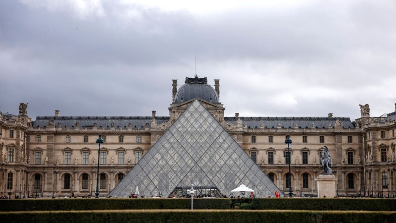 Louvre’da Yeni Skandal: Su Sızıntısı 400 Nadir Kitabı Vurdu