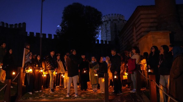Yedikule Hisarı’nda Ay Işığında Masalsı Yolculuk: “Fenerli Gece Turu”na Yoğun İlgi