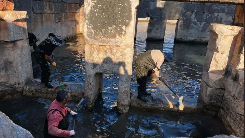 Arkeologların çamur ve suyun içinde bin 850 yıllık antik havuzu gün yüzüne çıkarma çabası