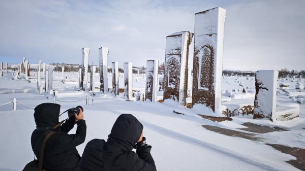 Anadolu’nun Orhun Abideleri Beyaz Gelinliğini Giydi: Ahlat’ta Görsel Şölen