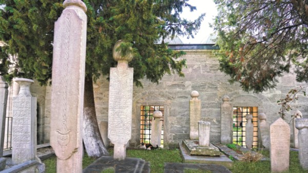 "Bu topraklardaki her bir mezar taşımız, tapu senedimizdir."