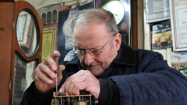 8 Metrekarede Yarım Asırlık Direniş: Akreple Yelkovanın Son Ustalarından