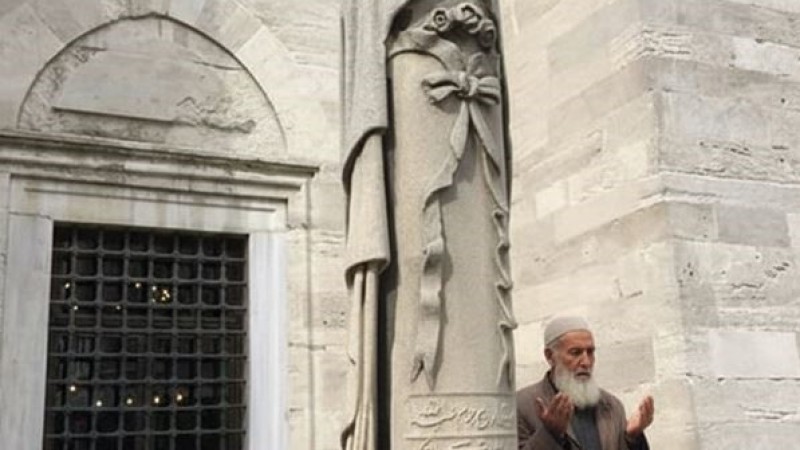 Taşa İşlenen Edebiyat: Osmanlı’nın Son Döneminden Bir Zarafet ve Veda Örneği