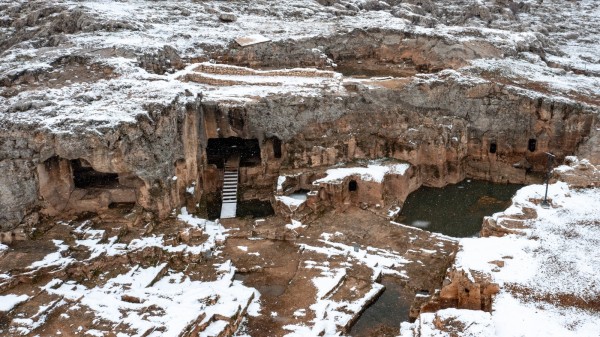Diyarbakır'ın kalbi Çayönü ve Hilar Mağaraları, yoğun kar altında belgelendi