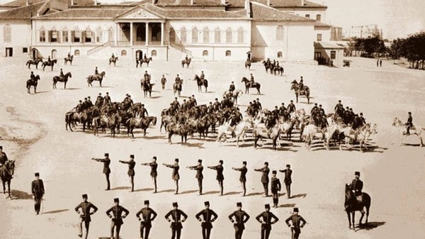 Aynı Üniforma, Farklı Dünyalar: Mektepli–Alaylı Gerilimi Nereden Geliyor ?