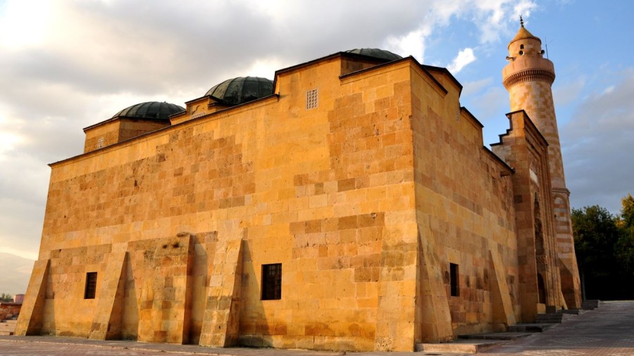 Selçuklu’nun Taşa Kazınmış Sırrı: Niğde Alaeddin Camii’nde "Taçlı Kadın" Silüeti