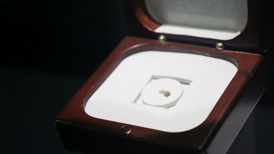 Dünyanın En Küçük Kitabı İzmir’de: Sadece 2.4 Milimetre!