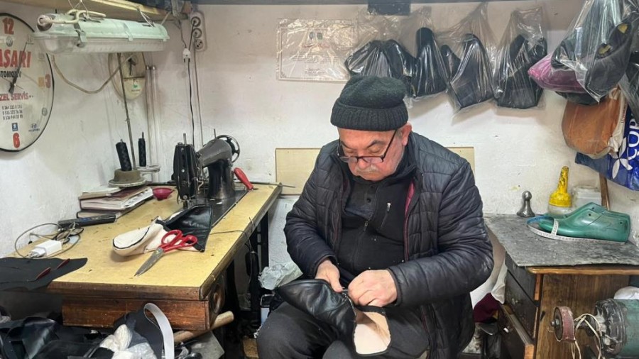 Bankadan Emekli Oldu, Tezgâhına Döndü: 65 Yıllık Mest Ustası Mesleğini Bırakmıyor