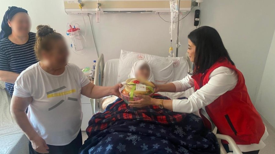 Samsun Vakıflar Bölge Müdürlüğü’nden Hastalara 213 Yıllık Vakıf Geleneğiyle Meyve İkramı