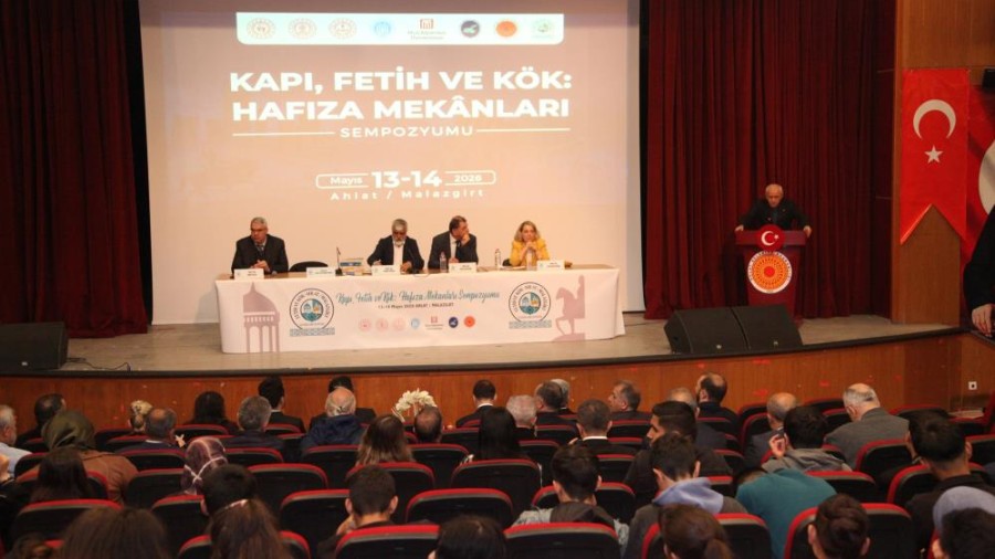 Kubbetü’l-İslam Ahlat’ta Türk Tarihi ve Hafıza Mekanları Konuşuldu