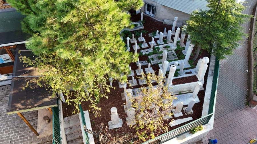 Osmanlı’nın Defin Kültürü Üç Baş Nureddin Hamza Camii Haziresi’nde Yaşatılıyor