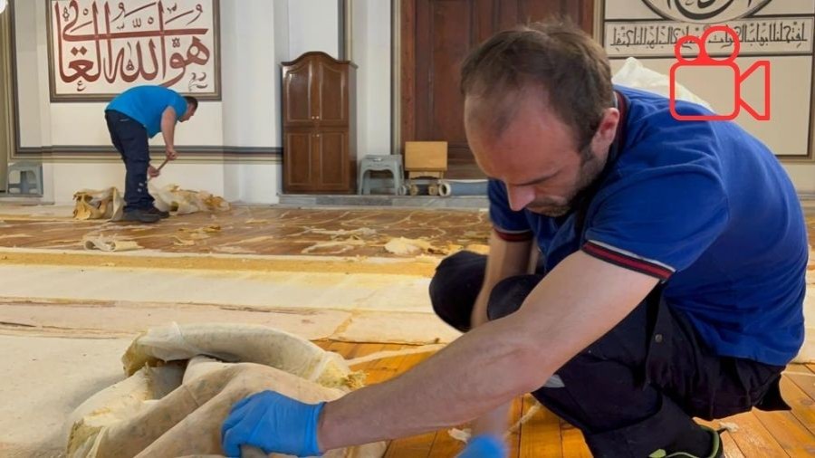 625 Yıllık Bursa Ulu Cami Kurban Bayramı’na Yeni Halılarıyla Hazırlanıyor