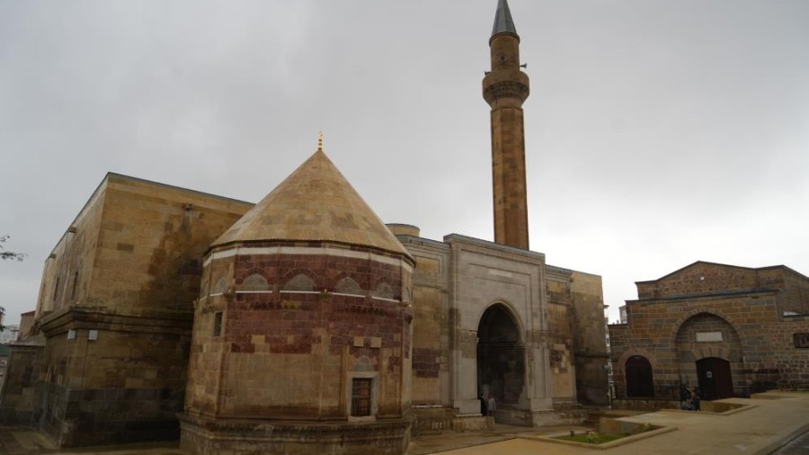 700 Yıllık İlhanlı Mirası Yeniden Doğdu: Sungurbey Camii’nde Sona Gelindi