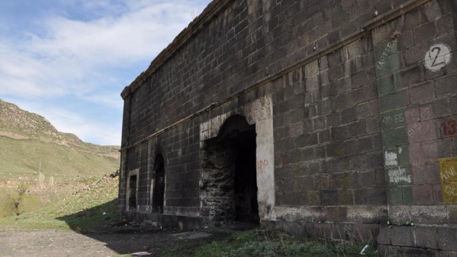Tarihi Kars Tabyaları Hayvan Barınağı Olarak Kullanılıyor