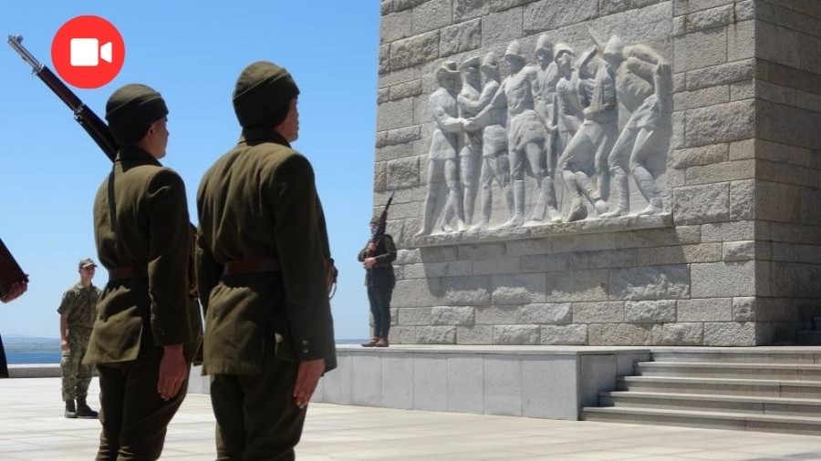 Çanakkale’de Duygusal Anlar: 57. Alay Asırlık Kıyafetlerle Saygı Nöbetine Başladı!