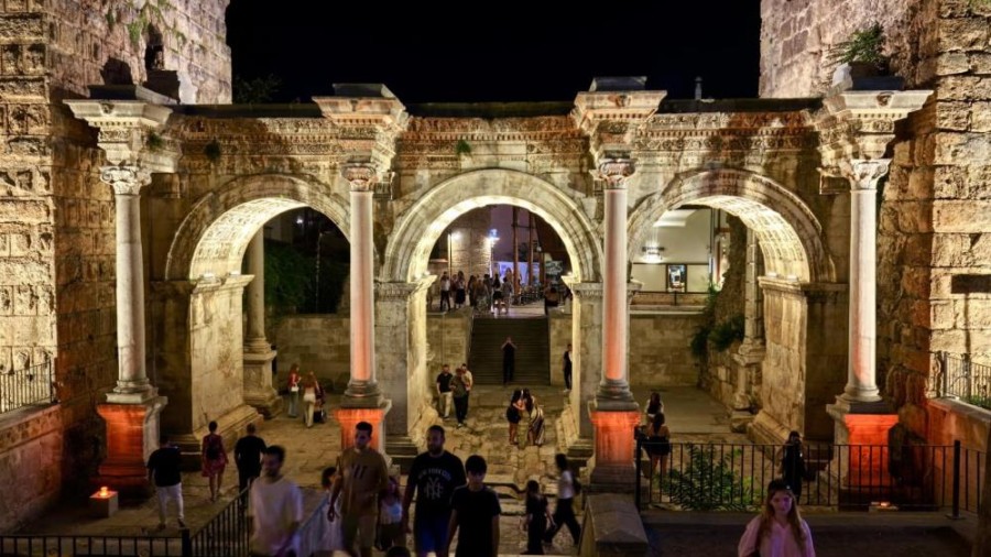 Antalya'nın Tarihi Üçkapılar'ı Gece Aydınlatmasıyla Yeni Bir Görünüme Kavuştu