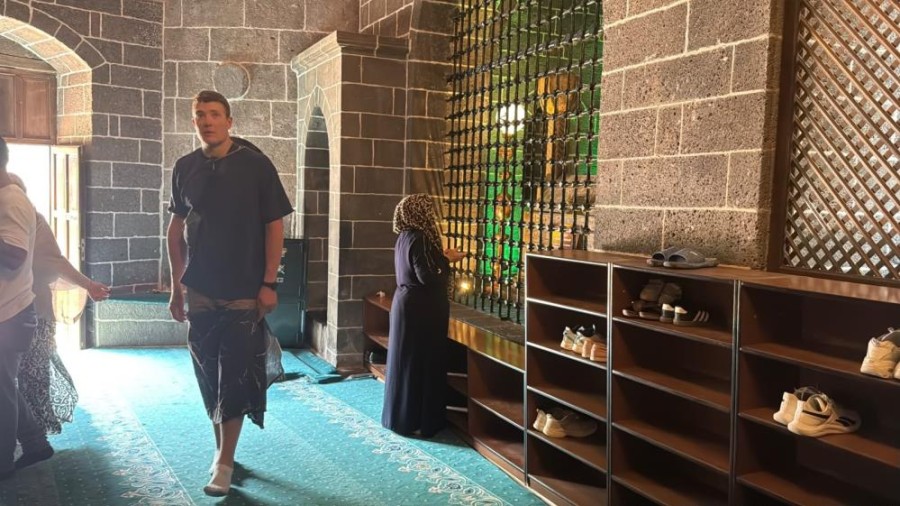 Fransız Turistten Diyarbakır'da Cami Adabına Örnek Davranış