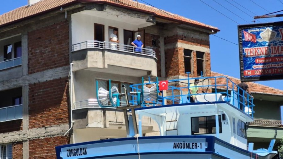 Osmanlı’ya Gemiler Yapan Kurucaşile’de 11 Metrelik Tekne Karadan Denize Taşındı