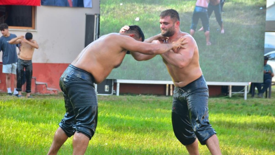 Terme'de 101 Yıllık Yağlı Güreş Geleneği: Başpehlivan Serhat Elvan Oldu