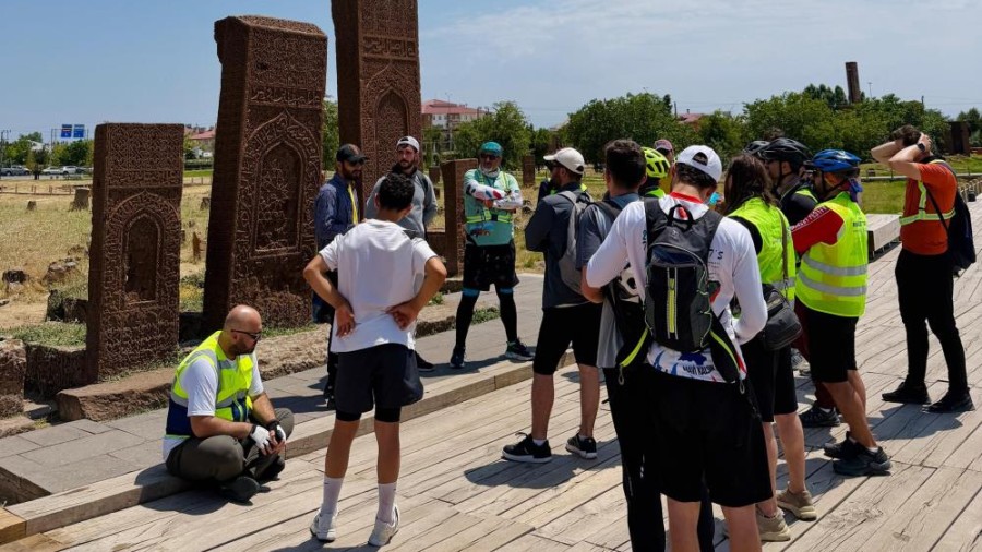 30 Bisikletli, Ahlat’ın Selçuklu Mirasını Keşfetmek İçin Pedal Çevirdi
