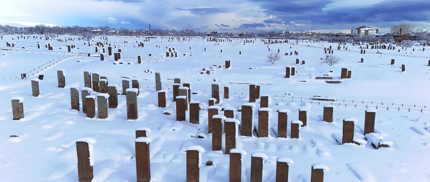 Dünyanın En Büyük Türk-İslam Mezarlığı Beyaza Büründü 01 Mart 2026 2 dakika okuma 0 yorum