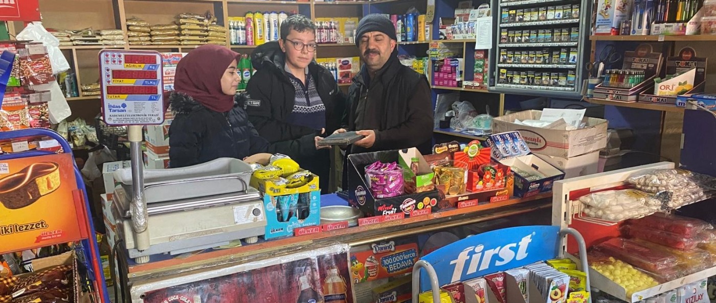 Erzurumlu Öğrenciler Gönülleri Fethetti: Bakkallarda "Zimem" Sürprizi