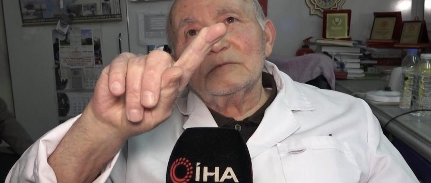 Parmakları Yamulsa da Usturayı Bırakmıyor: Müthiş Berber mesleğinin 66. yılında