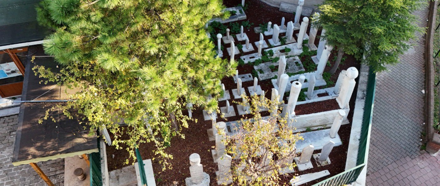 Osmanlı’nın Defin Kültürü Üç Baş Nureddin Hamza Camii Haziresi’nde Yaşatılıyor