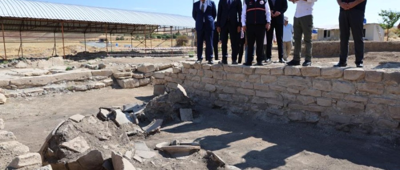 Tarlada Fidan Dikerken Bulundu! 84 Metrekarelik Mozaiğin Altından Roma Villa Alanı Çıktı