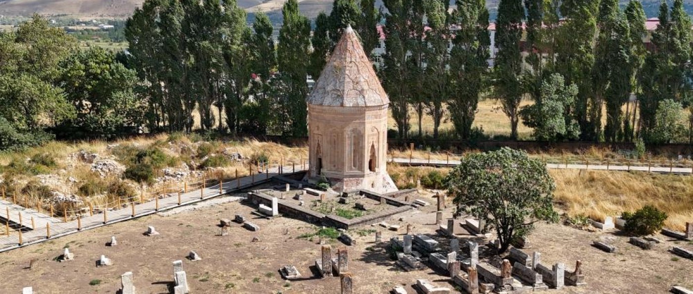 Gevaş’taki Tarihi Selçuklu Mezarlığı Geleceğe Hazırlanıyor